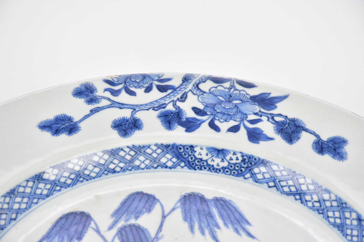 An 18th century Chinese Export blue and white plate, decorated with central scene of objects on a - Image 2 of 5