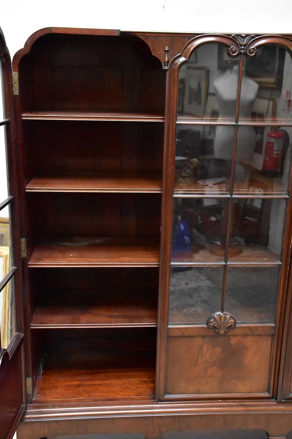 An early 20th century mahogany three door display cabinet, on turned columns terminating on bun - Bild 2 aus 4