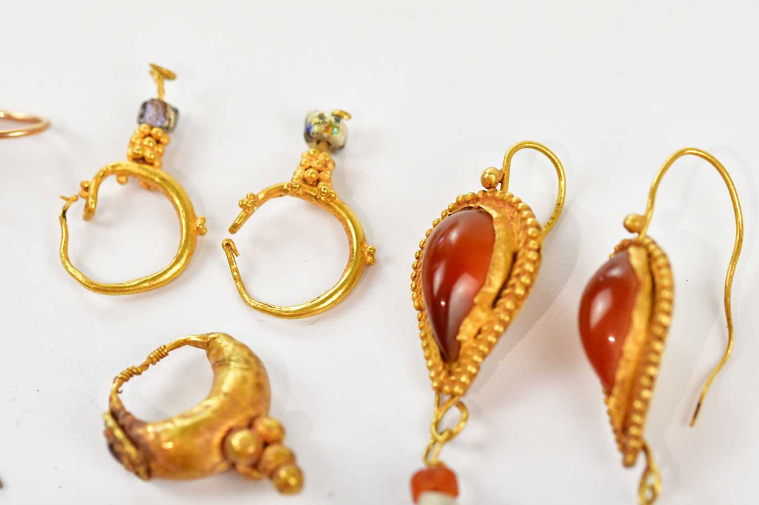 A pair of 9ct yellow gold amber earrings, together with four further pairs of yellow metal earrings, - Bild 4 aus 4