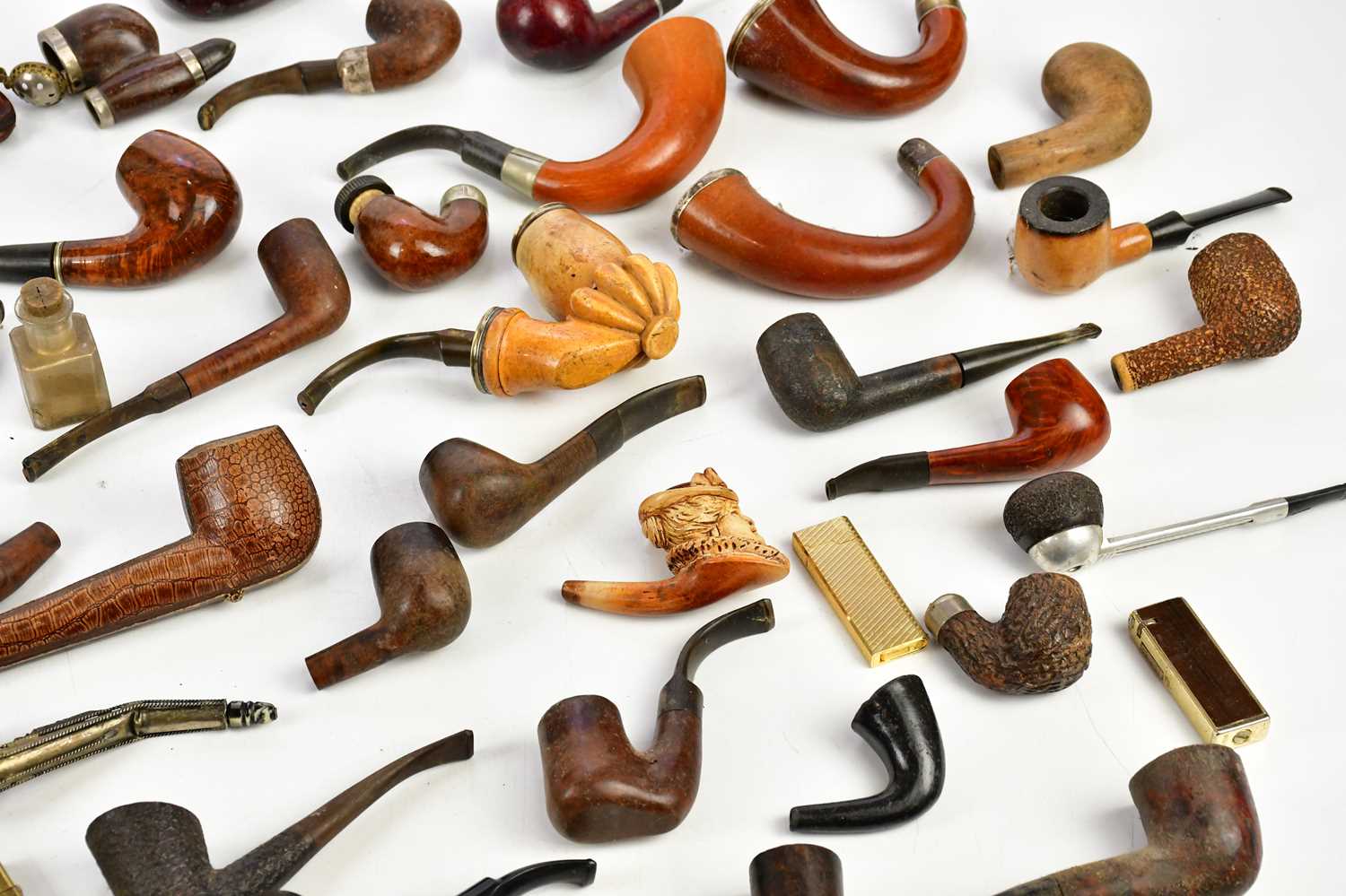 A miscellany of smokers' pipes. - Image 4 of 5