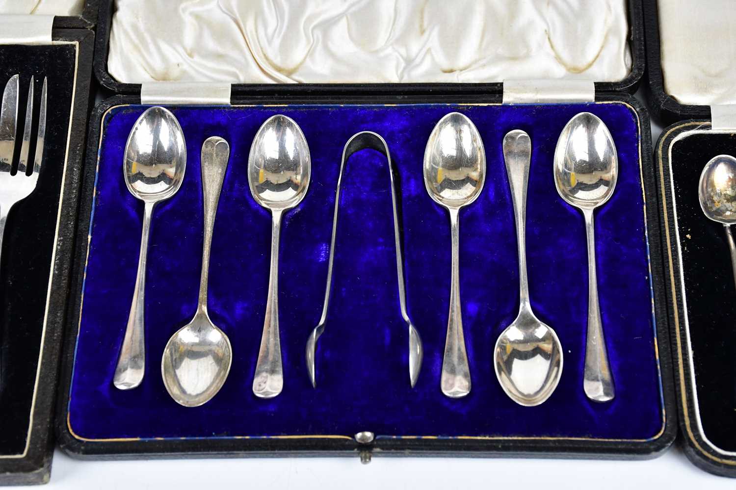THOMAS BRADBURY & SONS; a set of six hallmarked silver grapefruit spoons, Sheffield 1927, with a set - Bild 4 aus 5