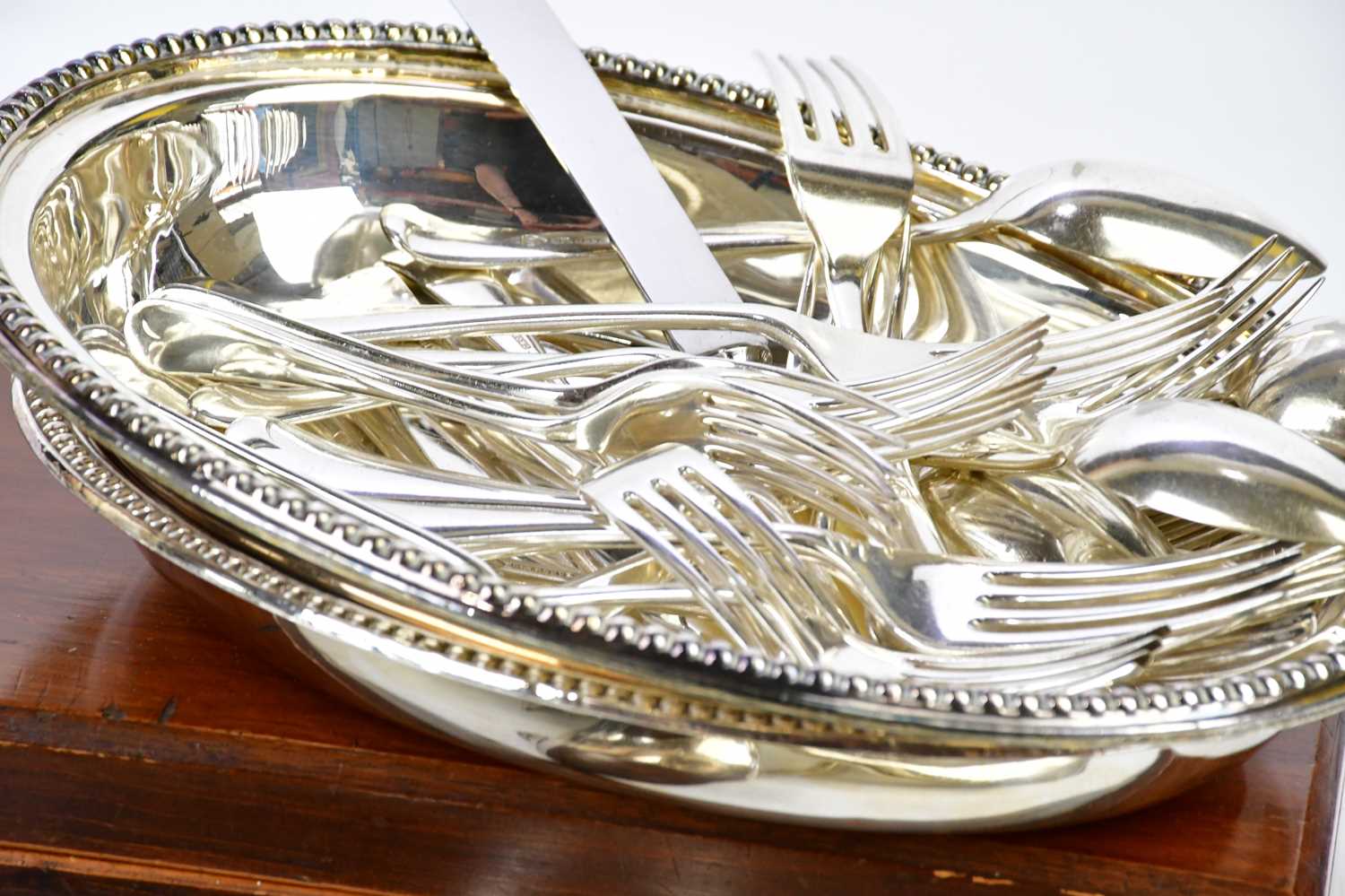 A collection of assorted silver plate including entree dishes and flatware. - Bild 4 aus 4