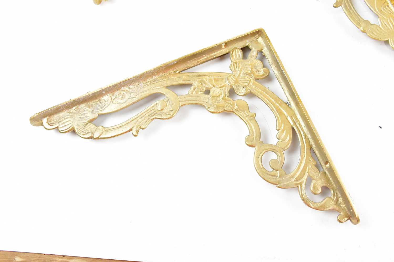 A collection of eighteen Art Nouveau style gilt metal shelf brackets. - Image 3 of 4