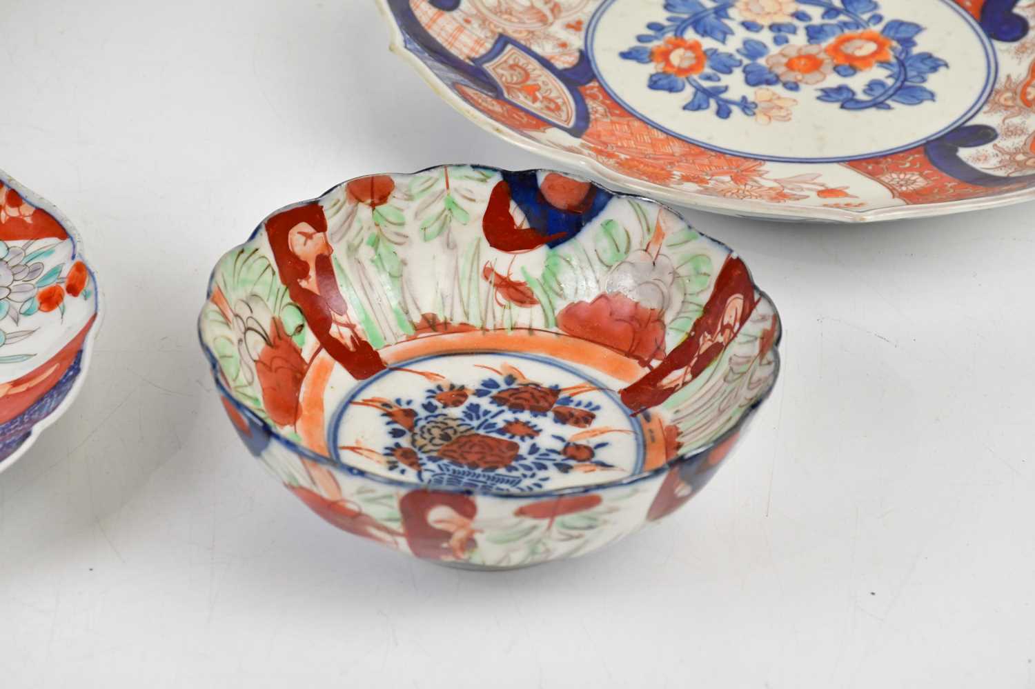 An early 20th century Japanese Imari plate with scalloped edge, diameter 27cm, a similar smaller - Image 5 of 7