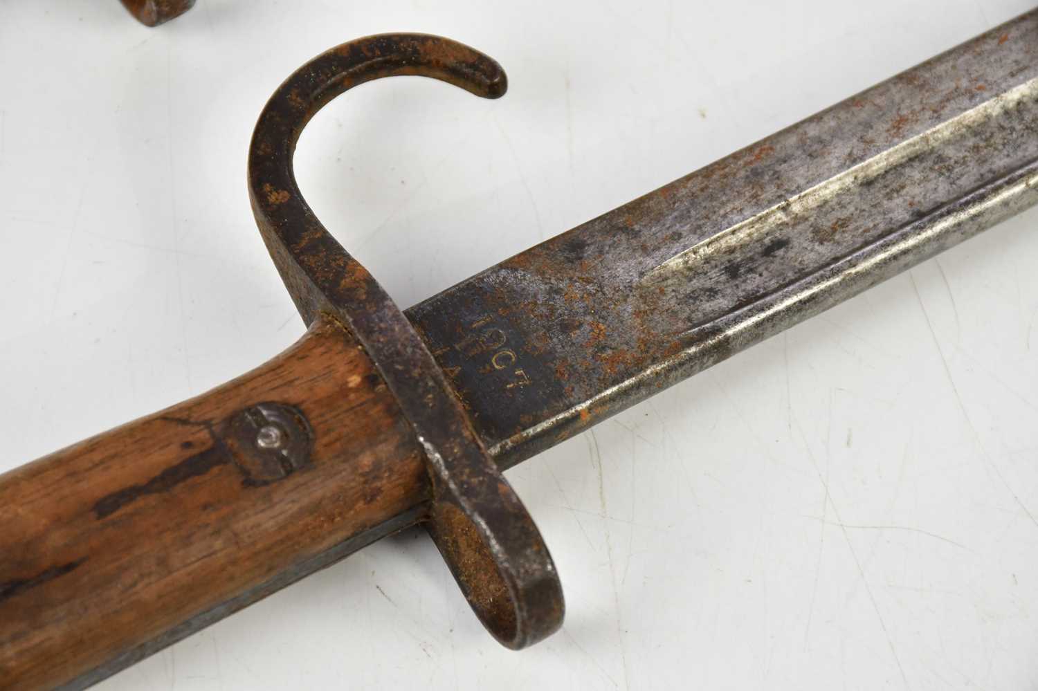 A Remington P14 bayonet, dated May 1917, with scabbard and WWII frog, with SMLE pattern bayonet, - Bild 4 aus 11