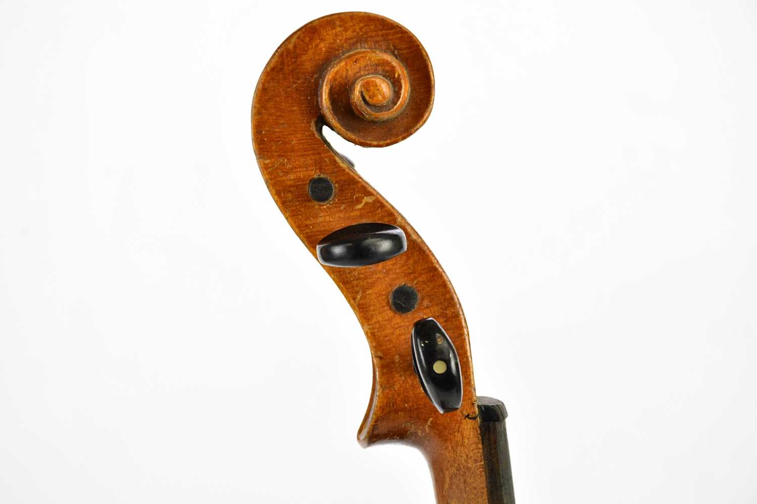 A full size German violin with one-piece back length 35.5cm, unlabelled, cased. Condition Report: - Bild 4 aus 6