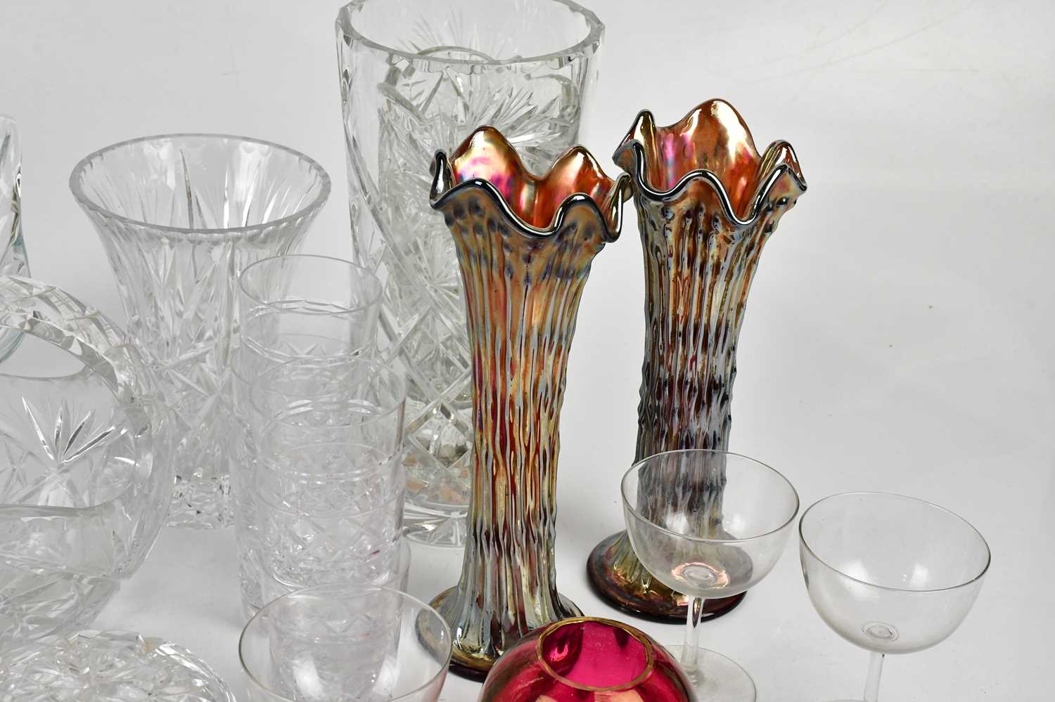 A collection of cut glass, together with a pair of carnival glass vases, etc. - Bild 4 aus 4