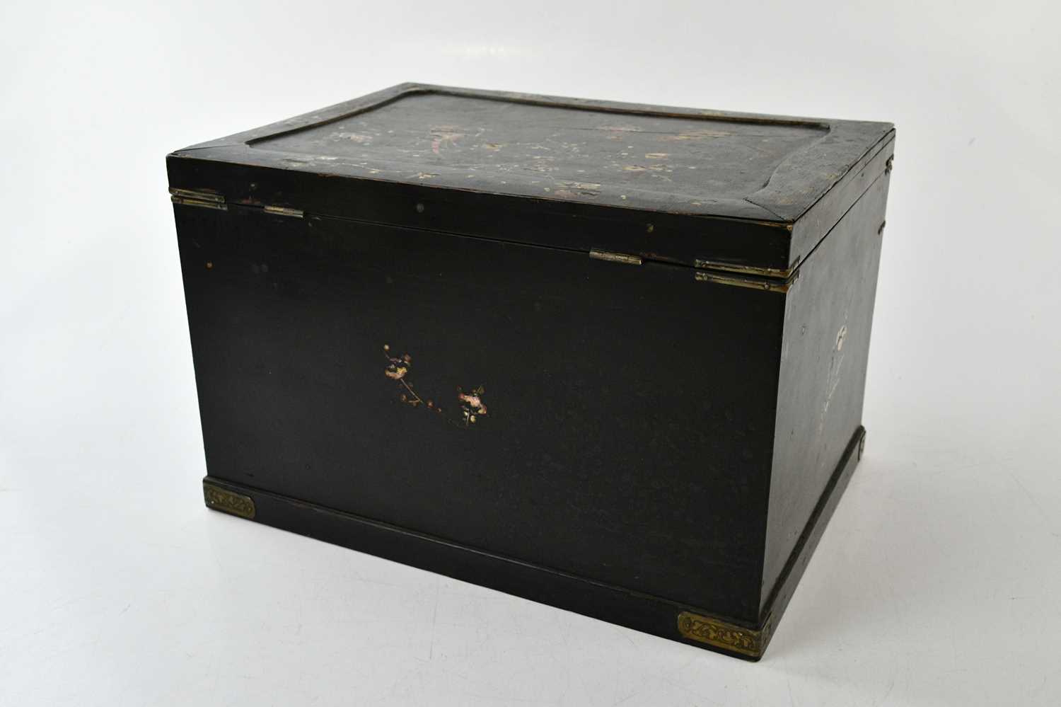 An early 20th century Japanese lacquered jewellery cabinet with mother of pearl inlaid decoration - Image 6 of 6