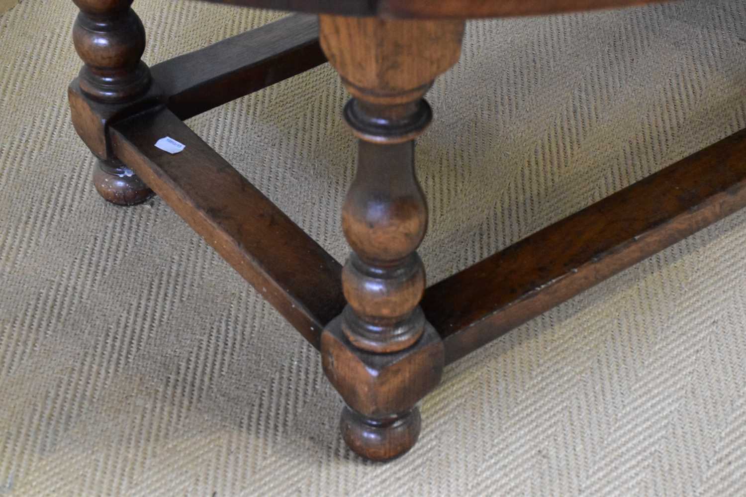 A reproduction oak drop-leaf coffee table, length 120cm, height 50cm. - Image 3 of 3