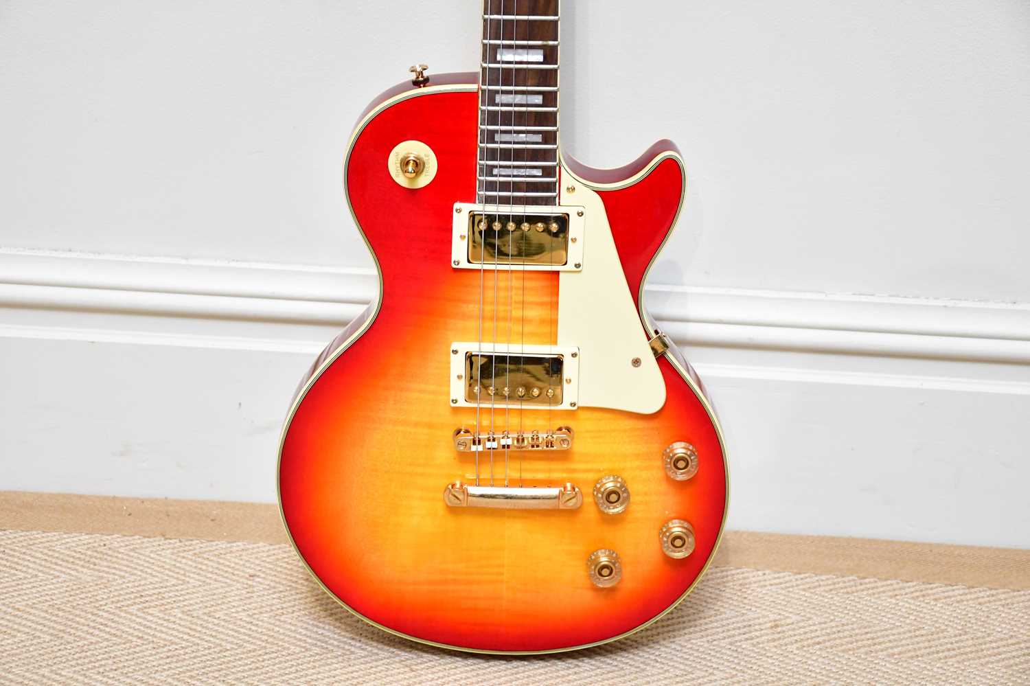 A Gibson style Les Paul custom electric guitar, serial number 01433746, together with Gibson case - Image 4 of 16