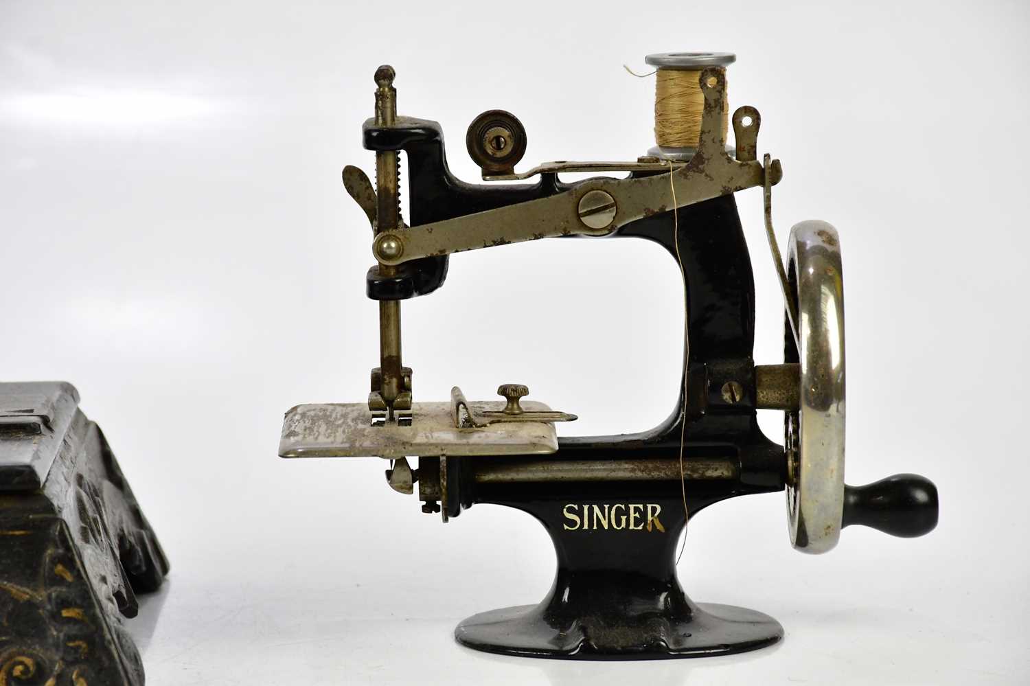 SAXONIA; a vintage manual sewing machine with mother of pearl and gilt decoration, length 35cm, - Bild 2 aus 5