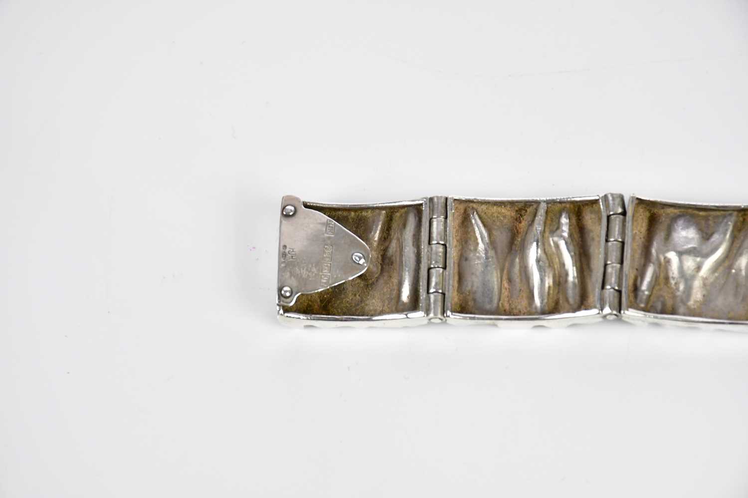 MATTI J HYVARINEN; a stylish Finnish hallmarked silver 925 bracelet made up of seven hinged textured - Image 5 of 6
