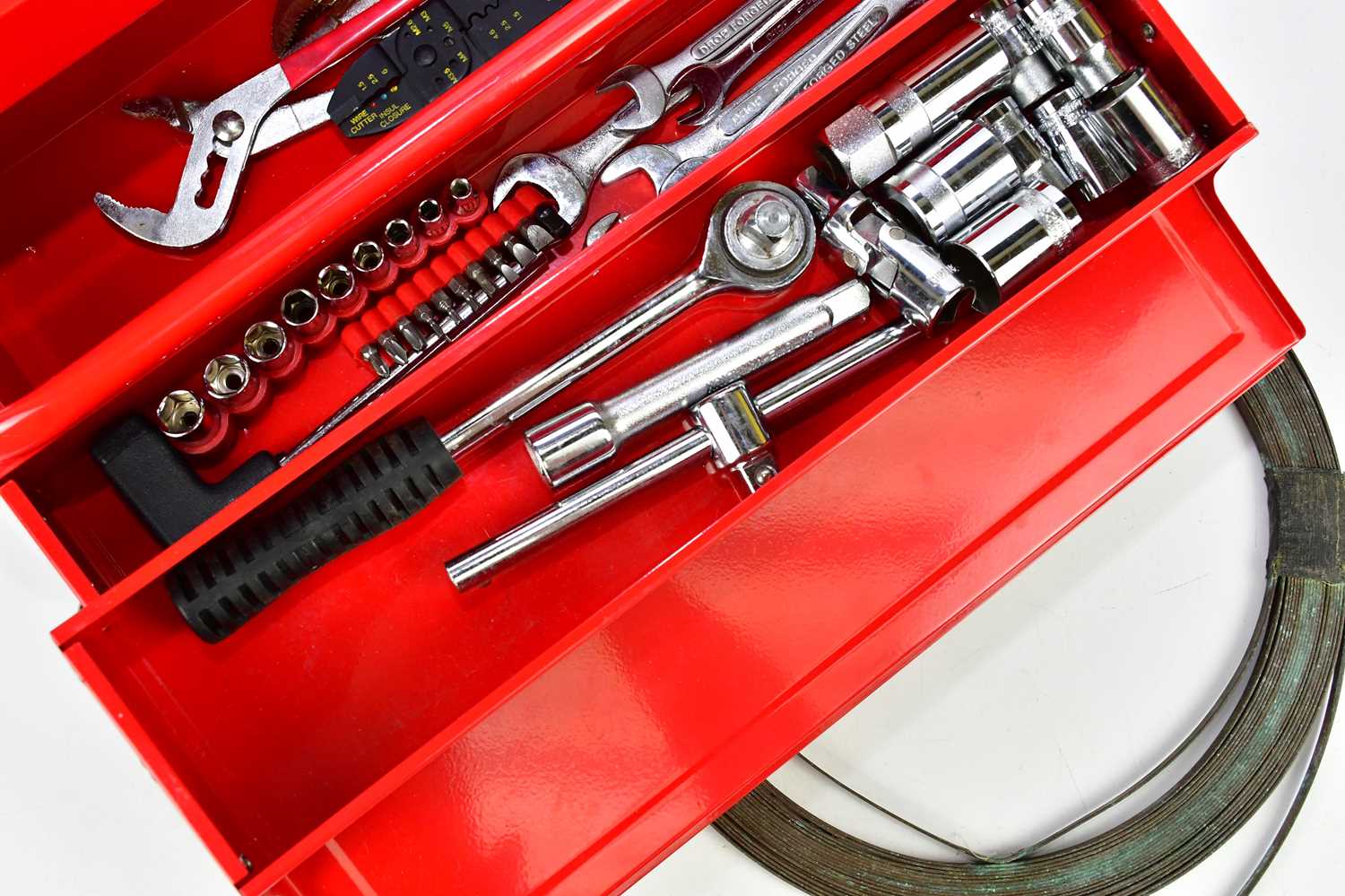 A modern red tool box containing a selection of tools and copper wire. - Bild 4 aus 4