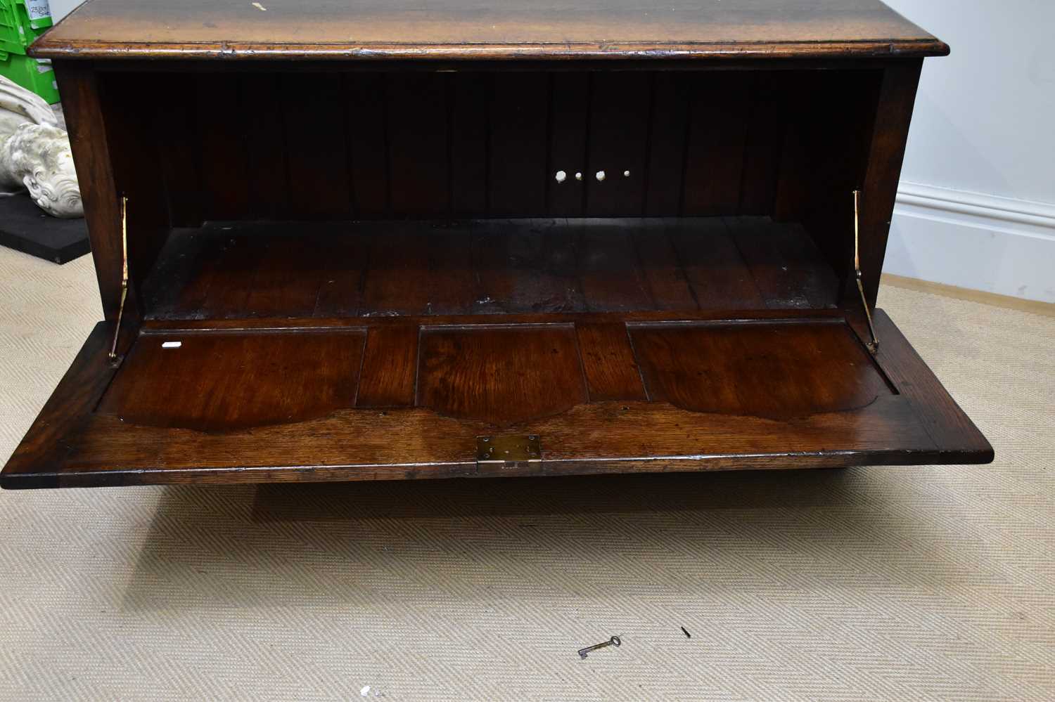 TITCHMARSH & GOODWIN; a reproduction oak coffer with panelled fall front and two base drawers, width - Bild 3 aus 4