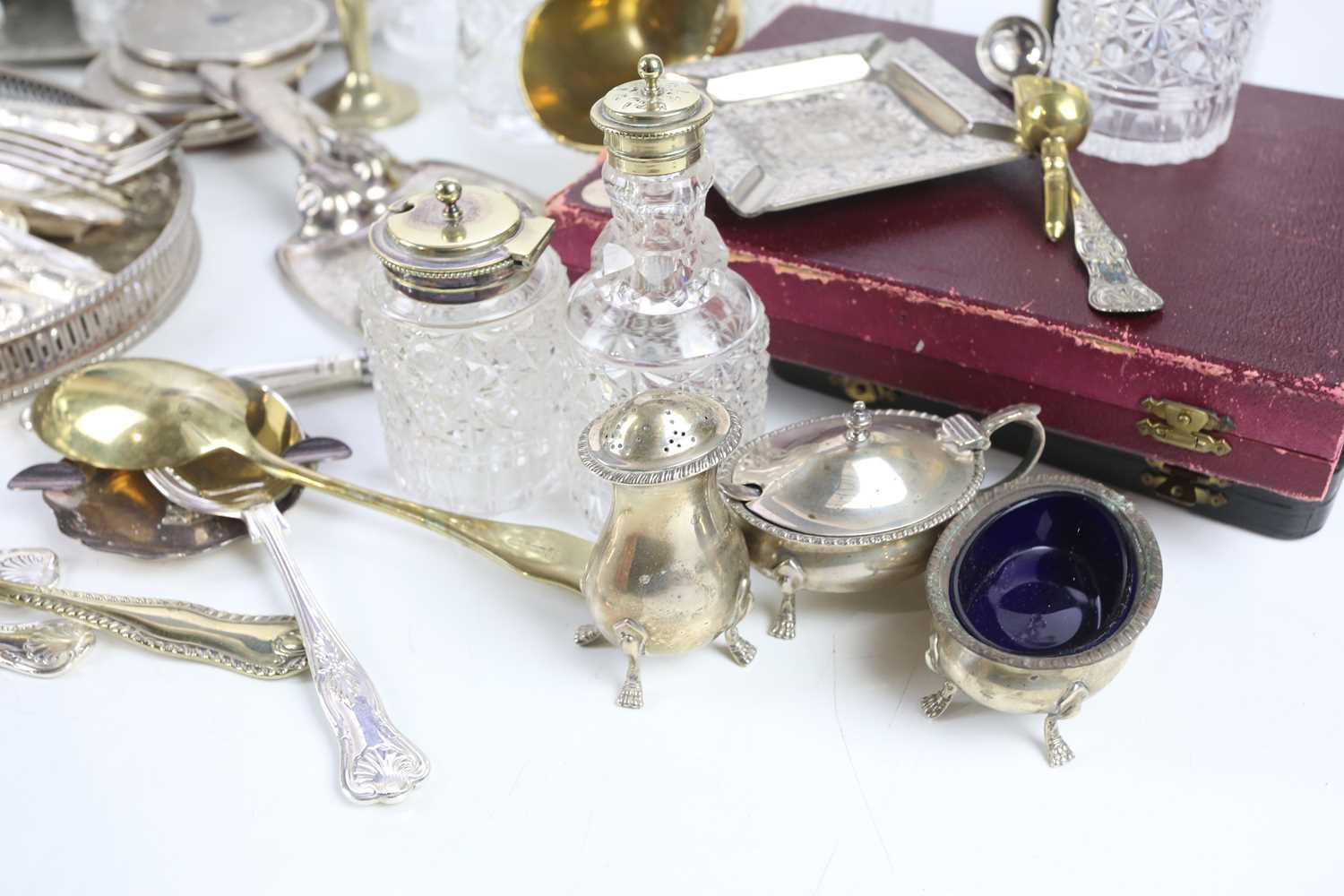 A collection of silver plate including a twin handled candelabrum with glass drips trays, a cruet, - Bild 5 aus 5