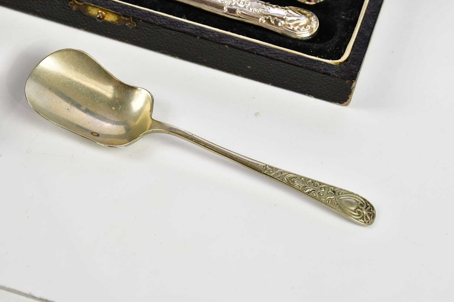 VINERS; a cased set of six hallmarked silver handled butter knives, with a silver plated food pusher - Image 3 of 4