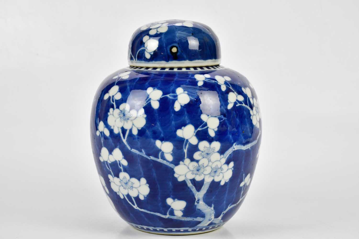An early 20th century Chinese blue and white porcelain ginger jar and cover decorated with prunus - Image 3 of 7