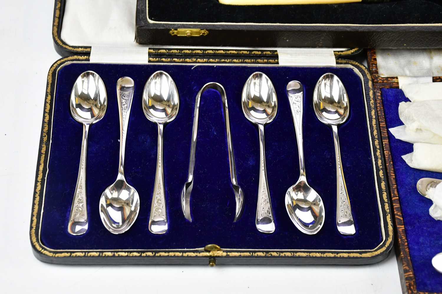 A collection of assorted silver plated cutlery, predominantly cased, a diamond cut throat razor, - Bild 2 aus 5
