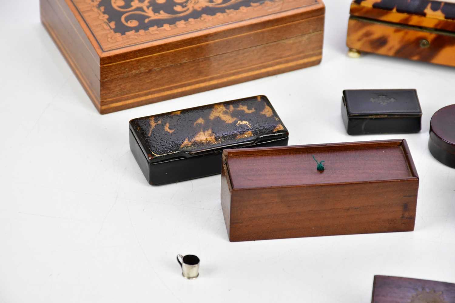 A collection of early 19th century and later snuff boxes including a Georgian papier-mâché - Bild 2 aus 5