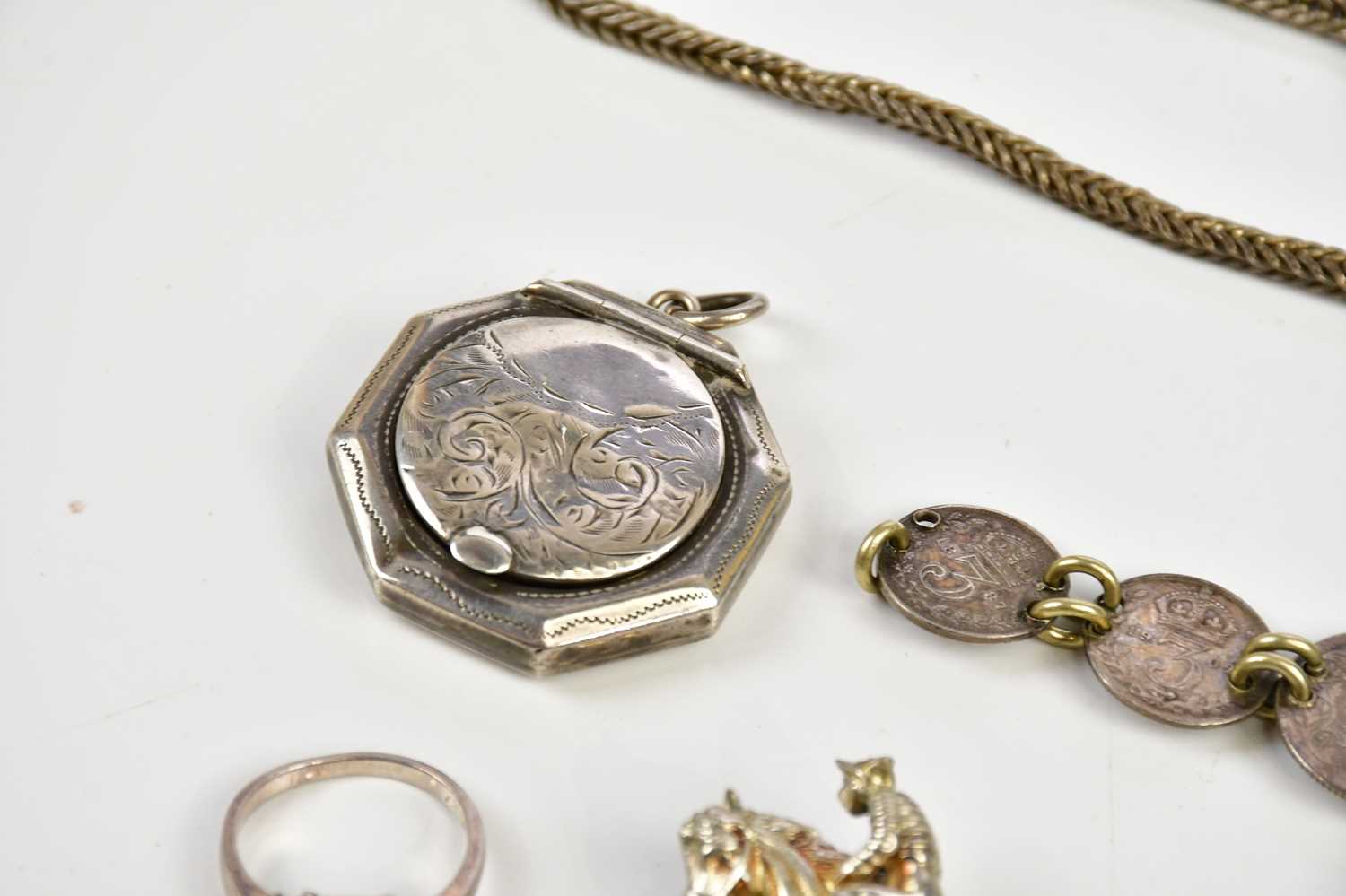 A small collection of silver jewellery to include ring, locket, bracelet, etc. - Bild 5 aus 5