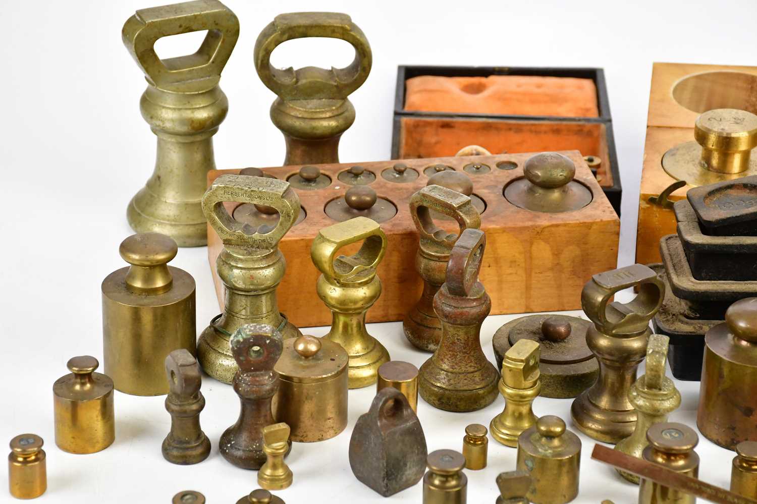 A collection of brass, iron and metal weights, various makers and styles (qty). - Image 2 of 5