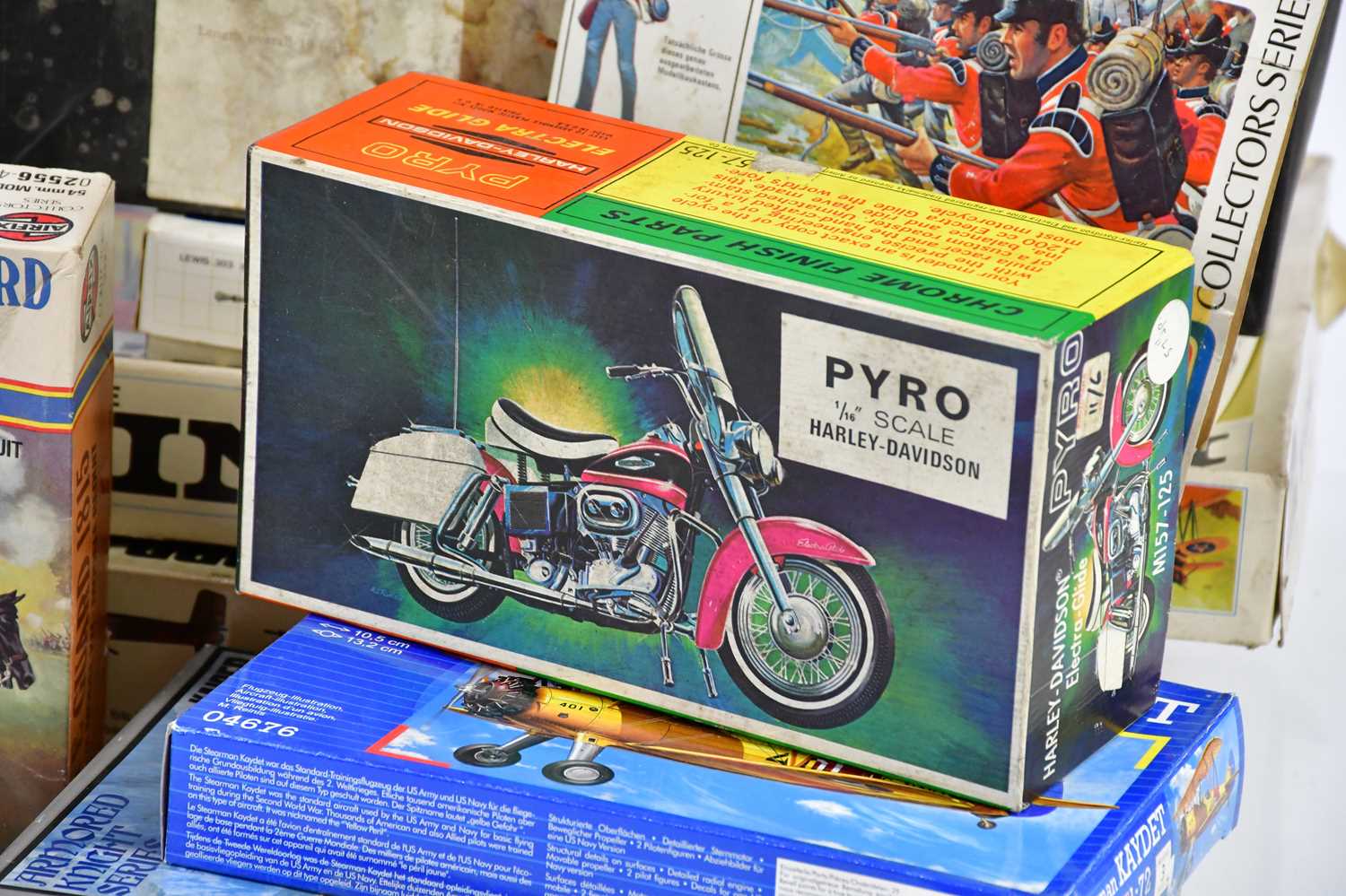 A collection of assorted model kits including a Pyro Harley Davidson Electra Glide M157-125, a - Bild 3 aus 3