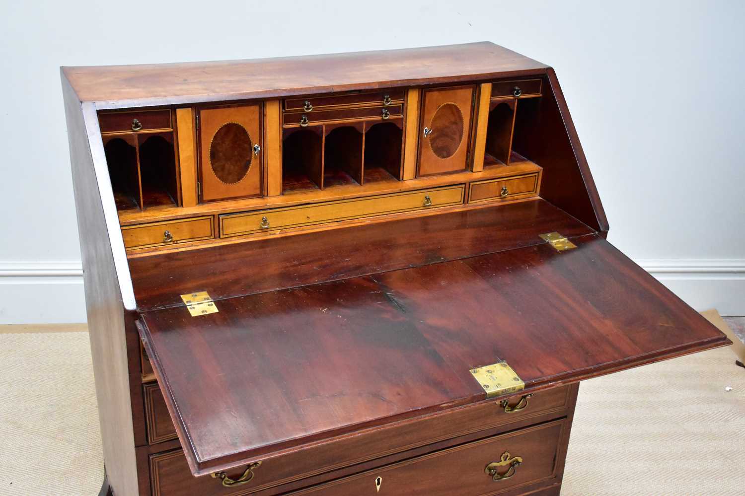 A late George III mahogany bureau, with fall front above four graduated long drawers, on splayed - Bild 2 aus 4