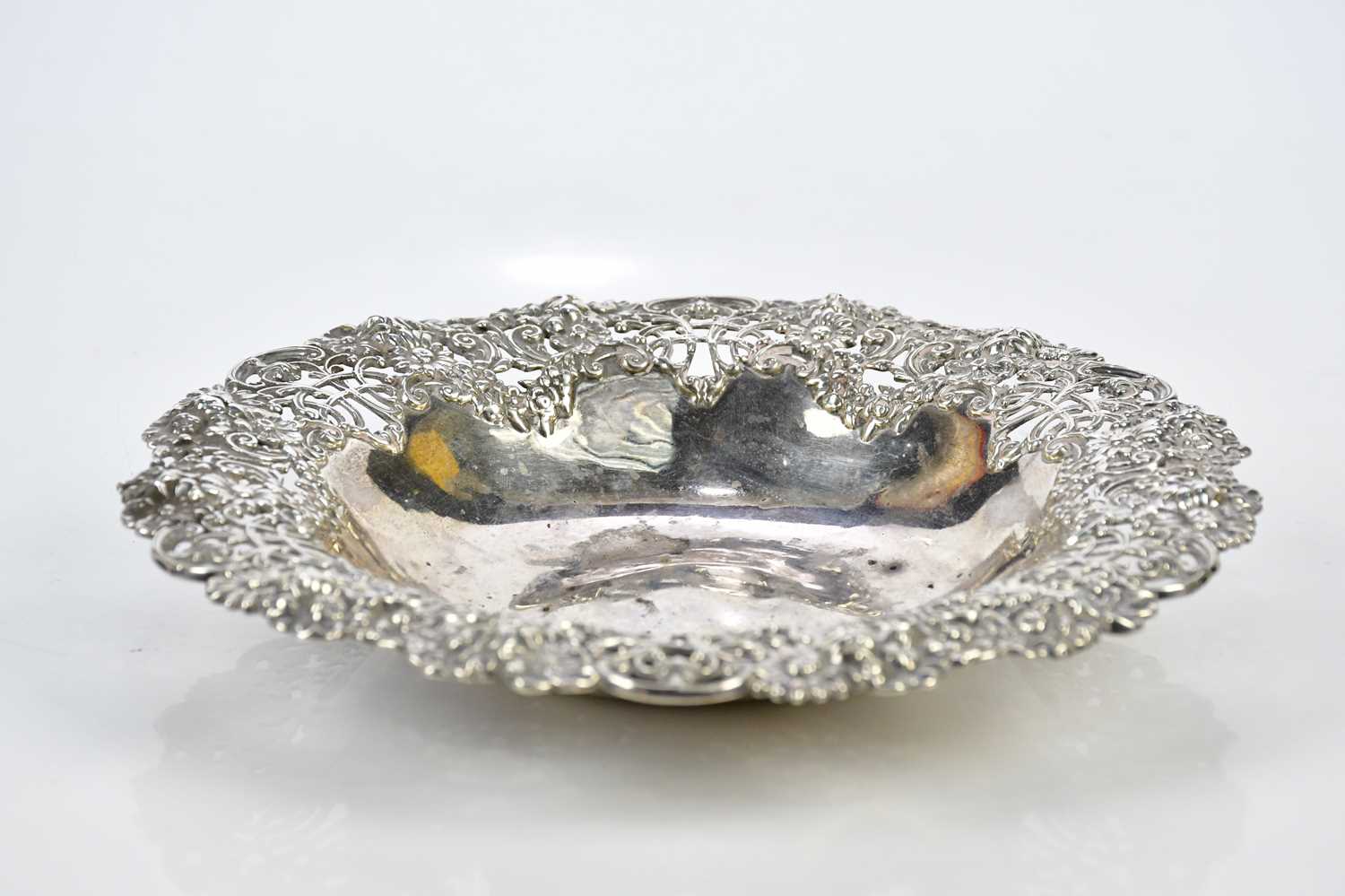 GALT & BRO; an American sterling silver bonbon dish with pierced border, diameter 19cm, approx 5.