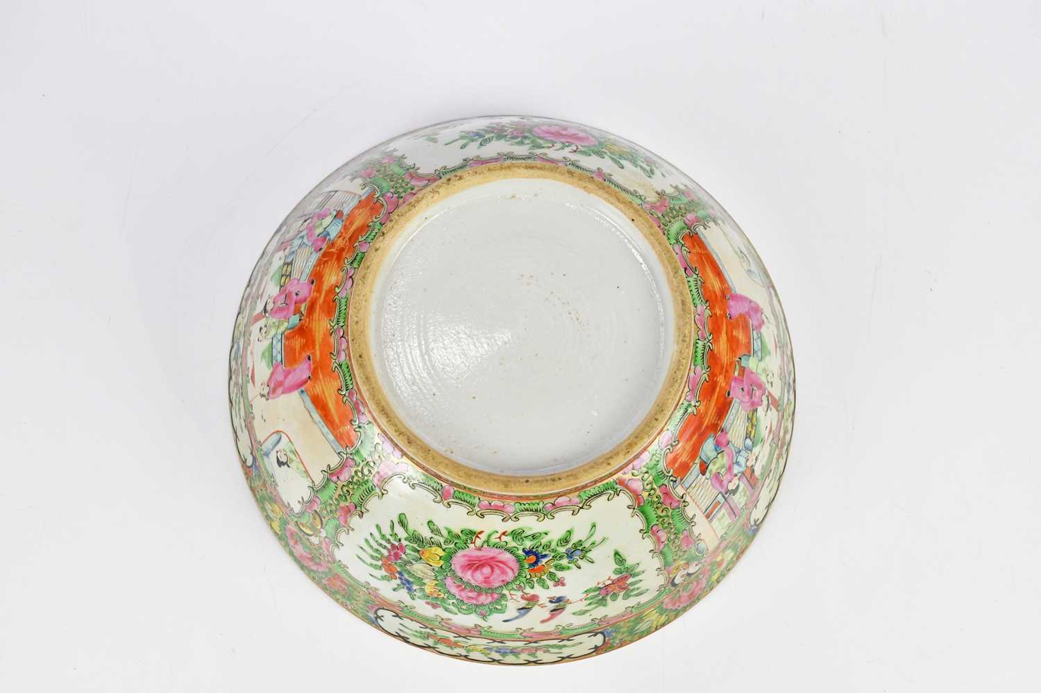 An early 20th century Chinese Famille Rose Canton footed bowl, decorated in panels with figures, - Bild 6 aus 6