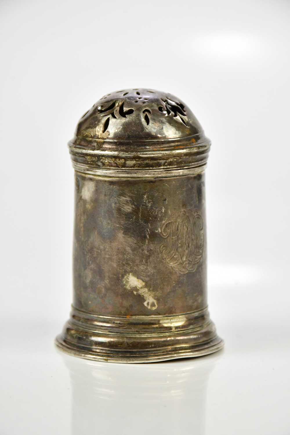 A Georgian hallmarked silver pounce pot of typical cylindrical form with pierced top, (marks - Image 2 of 5