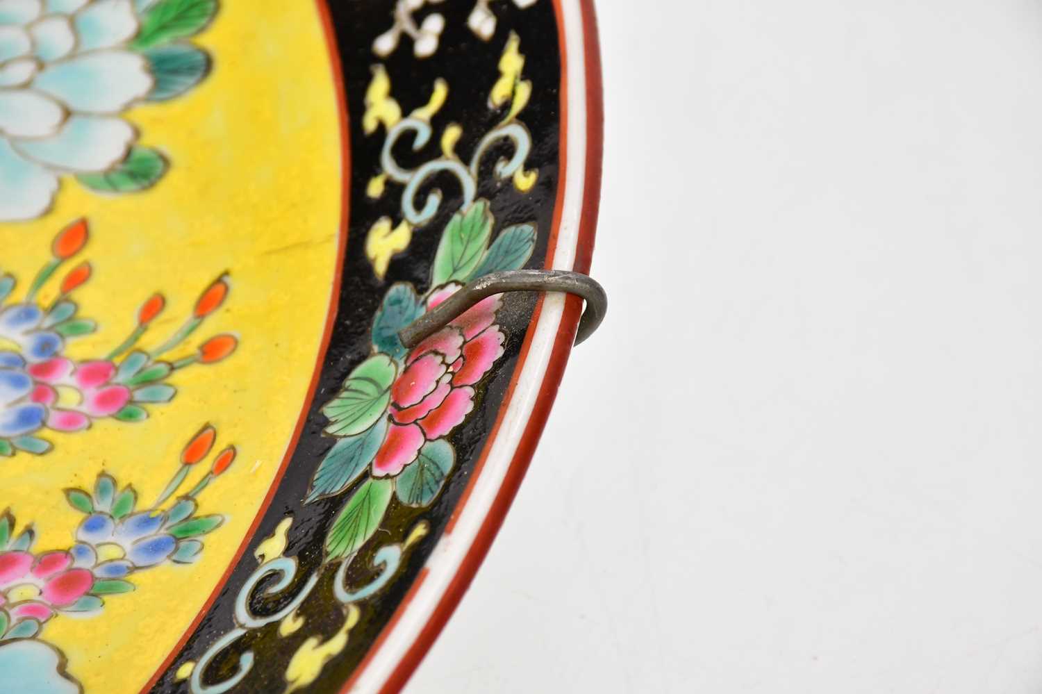 A large 20th century Japanese Famille Noire wall charger, decorated with peacock, diameter 46cm. - Image 3 of 6