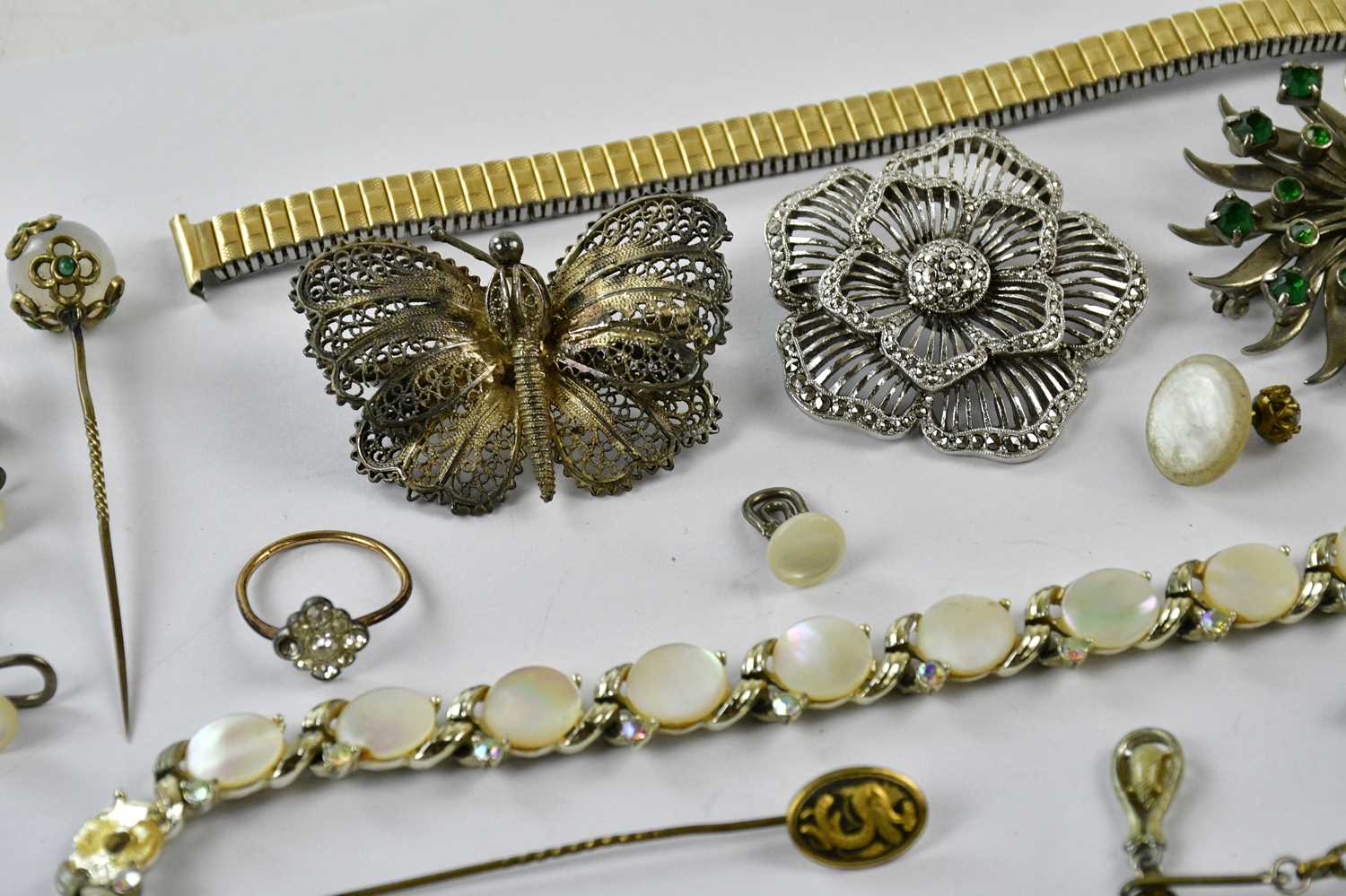 A small group of costume jewellery including filigree butterfly or insect brooch, stylish floral - Bild 4 aus 5