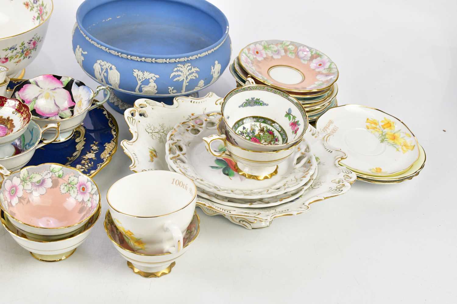 WEDGWOOD; a blue jasperware footed bowl, a Minton 'Marlow' pattern bowl, decorative ceramics - Image 3 of 3