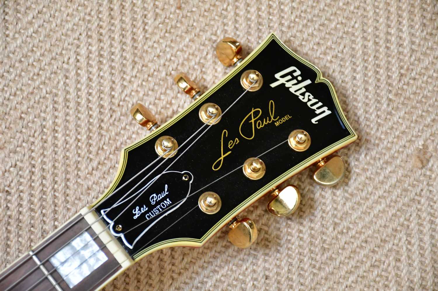 A Gibson style Les Paul custom electric guitar, serial number 01433746, together with Gibson case - Image 14 of 16