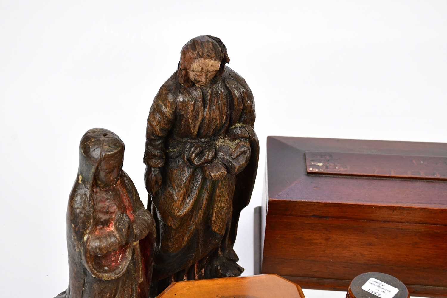 A collection of treen items to include two carved oak figures, four carved oak biscuit stamps, - Bild 3 aus 6