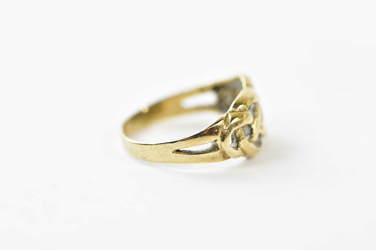 A small 9ct yellow gold Celtic design ring, approx 1.4g. - Bild 2 aus 3