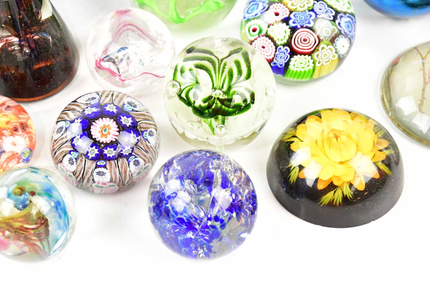 A collection of various glass paperweights including a hand painted A Meeks limited edition - Bild 4 aus 5