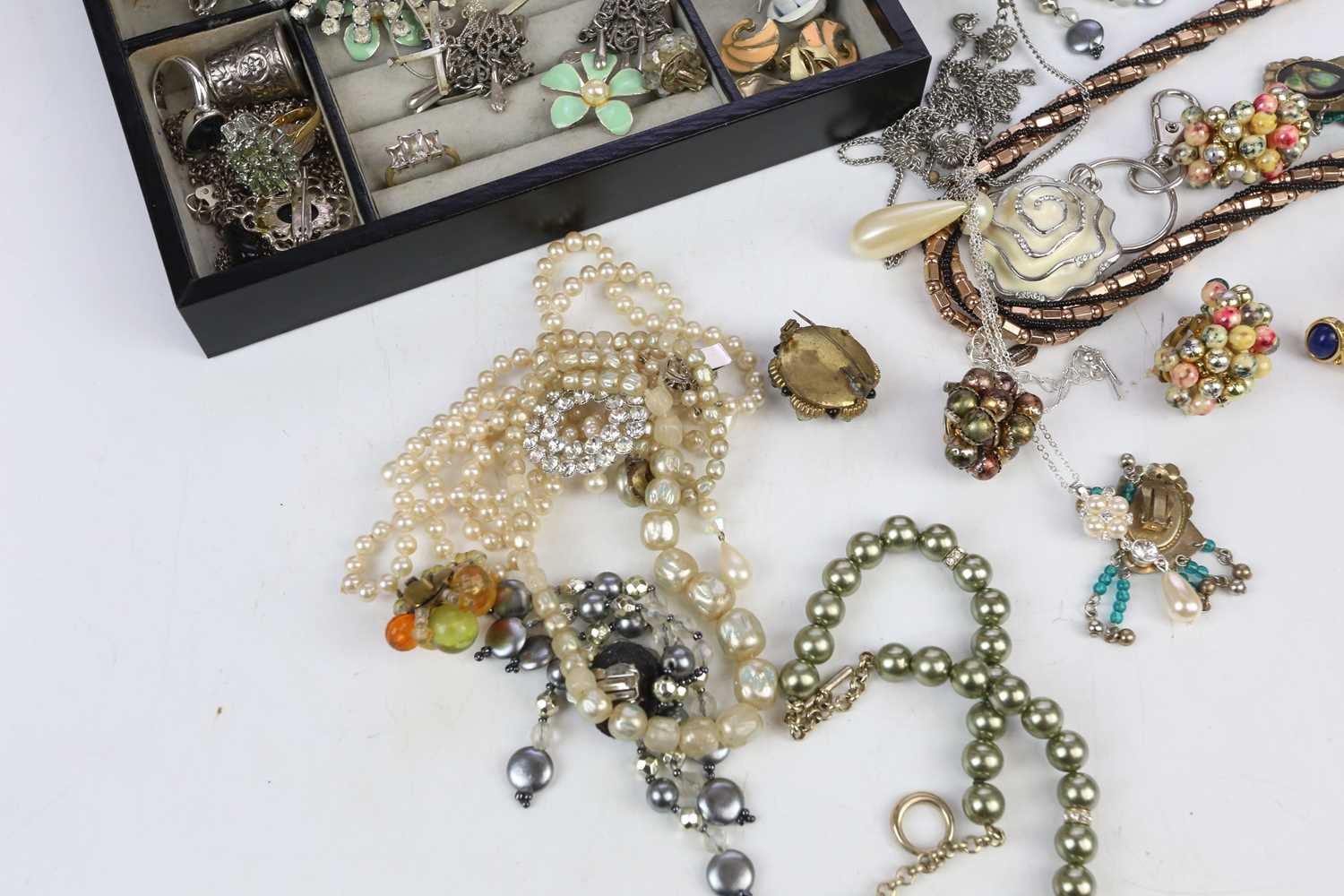 A collection of costume jewellery to include clip on earrings, brooches, rings, etc. - Bild 2 aus 5