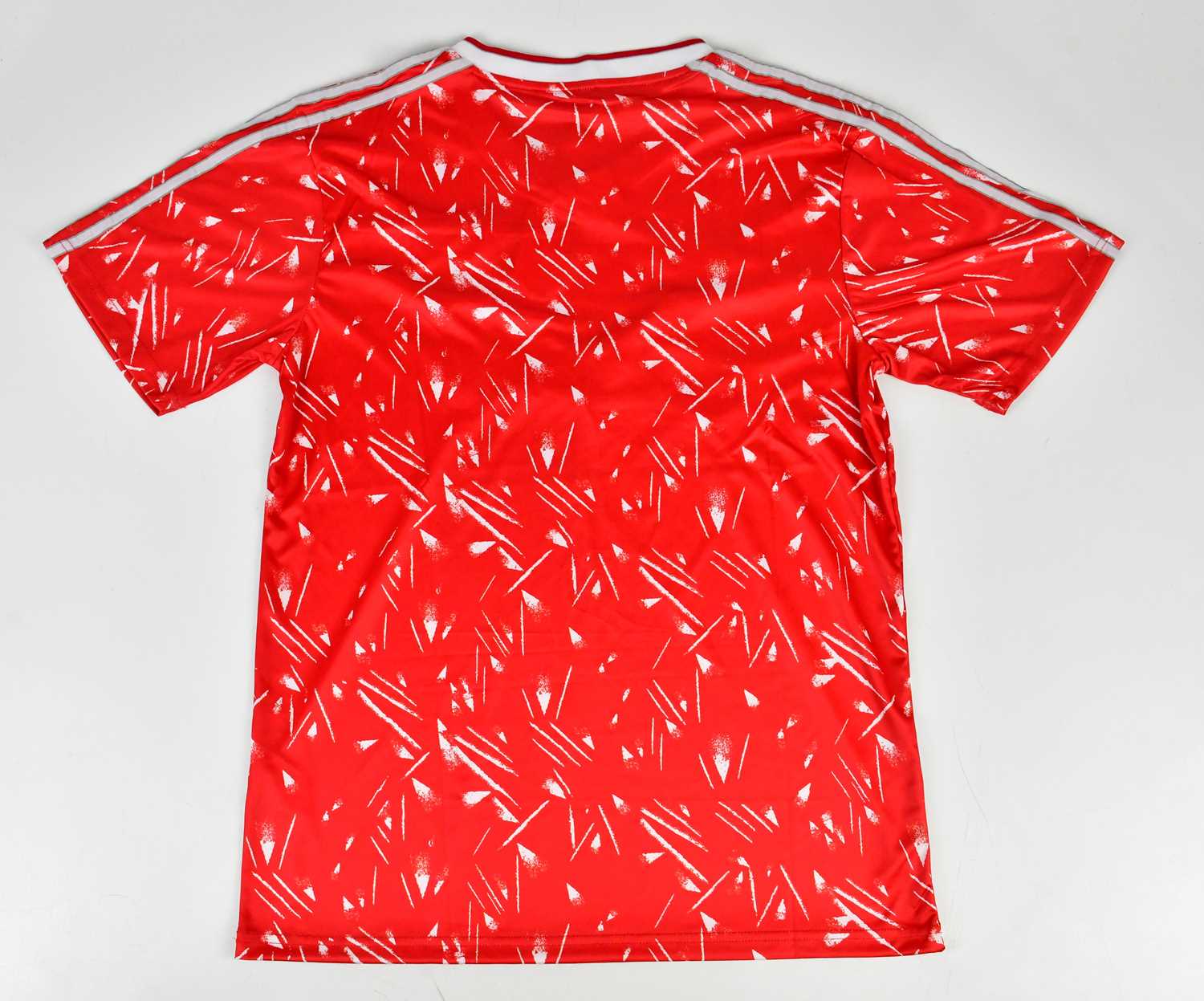 KENNY DALGLISH; a signed Liverpool retro style football shirt, signed to the front, size L. - Image 3 of 3