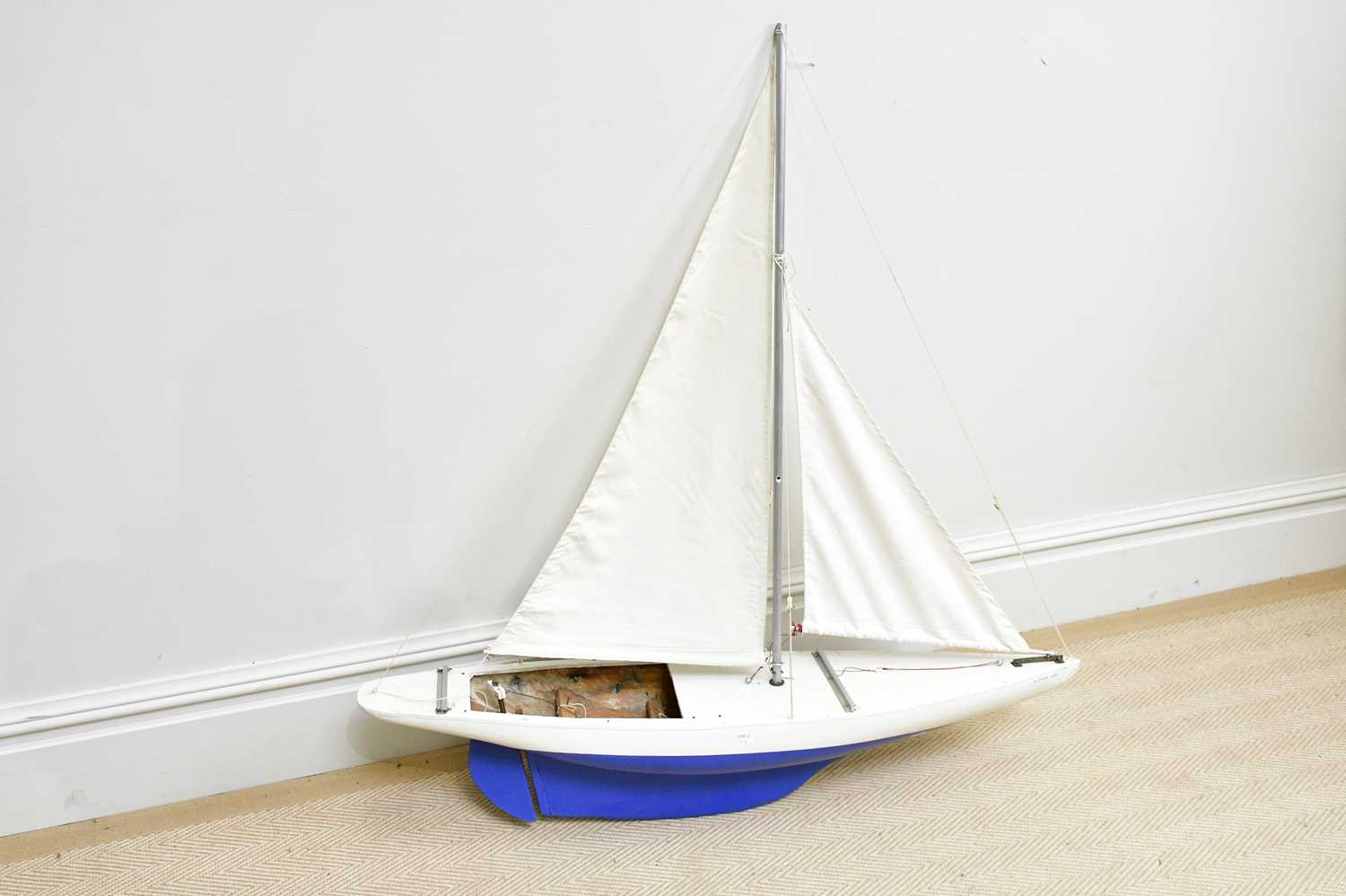 A vintage painted wooden pond yacht with mast, length 103cm. - Image 3 of 5