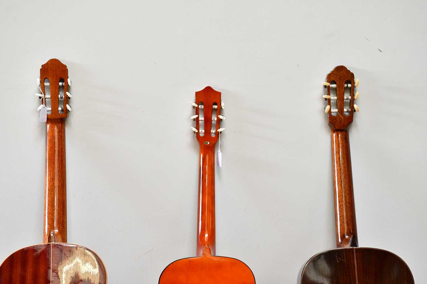 Three acoustic guitars comprising Raimundo, cased, Herald model no. HL34 and Nanyo (3). - Bild 5 aus 6