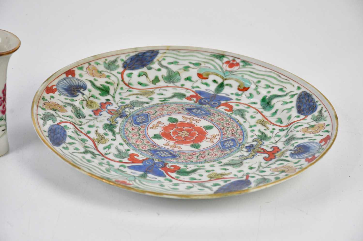 A 19th century Famille Verte plate, together with a small vase and bowl, diameter of plate 23cm. - Bild 4 aus 10