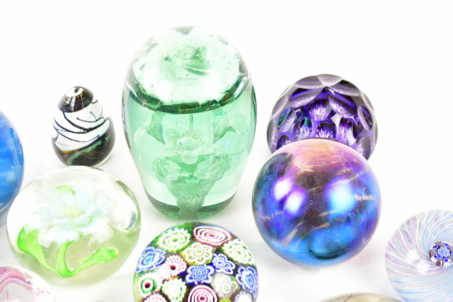 A collection of various glass paperweights including a hand painted A Meeks limited edition - Bild 5 aus 5