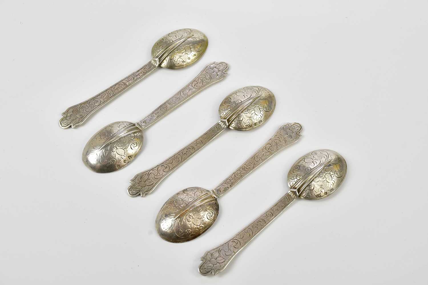 Five Continental white metal rat tail spoons, with chased scrolling decoration, indistinctly stamped - Bild 4 aus 6