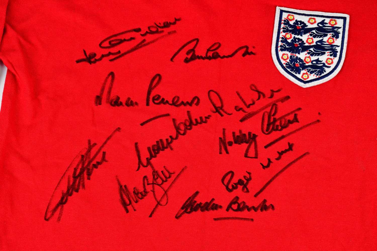 ENGLAND; a signed 1966 World Cup Winners retro style football shirt, signed to the front by Hurst, - Image 2 of 3