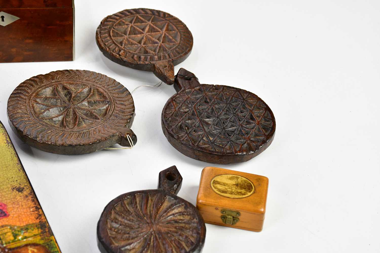 A collection of treen items to include two carved oak figures, four carved oak biscuit stamps, - Bild 5 aus 6