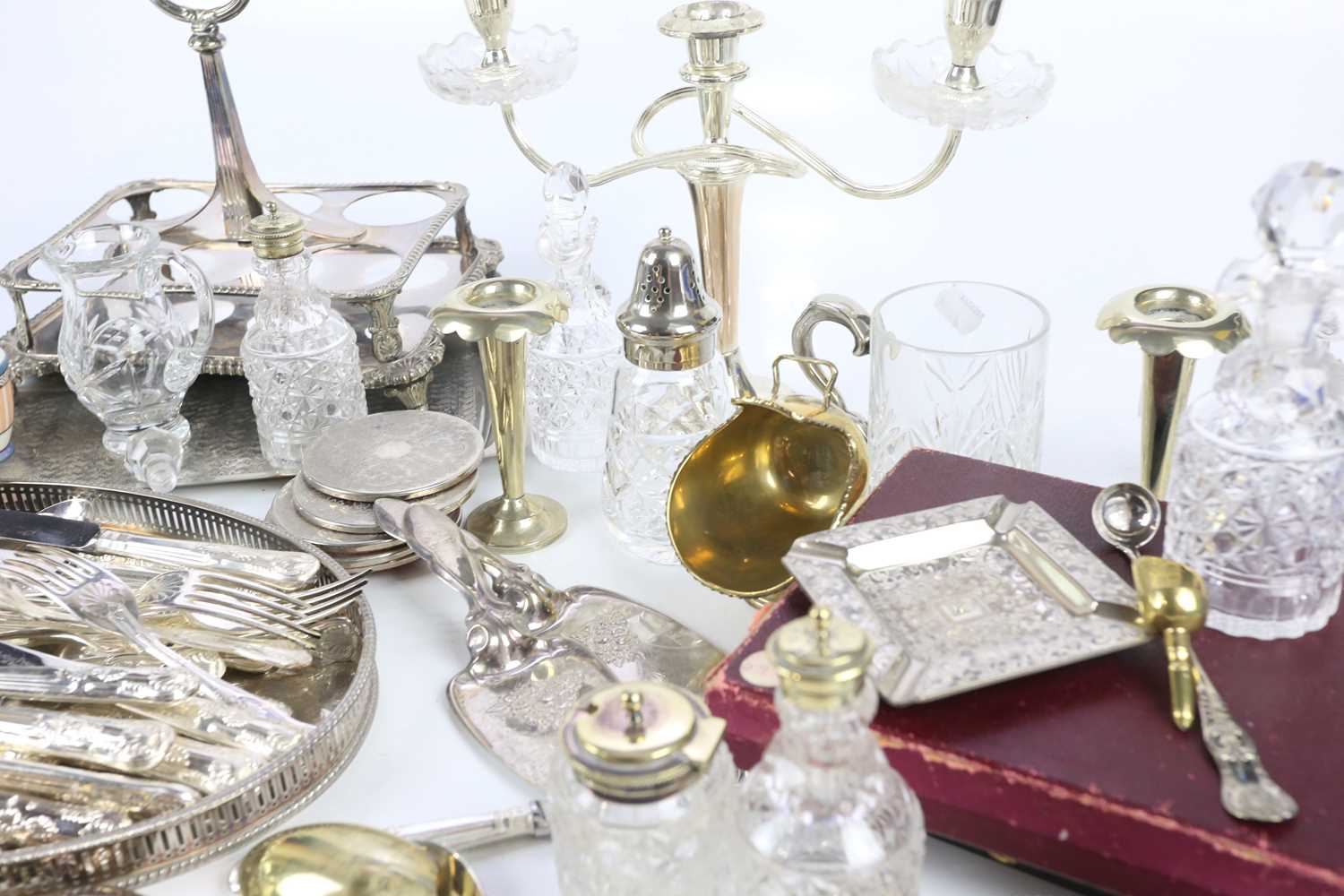 A collection of silver plate including a twin handled candelabrum with glass drips trays, a cruet, - Bild 4 aus 5