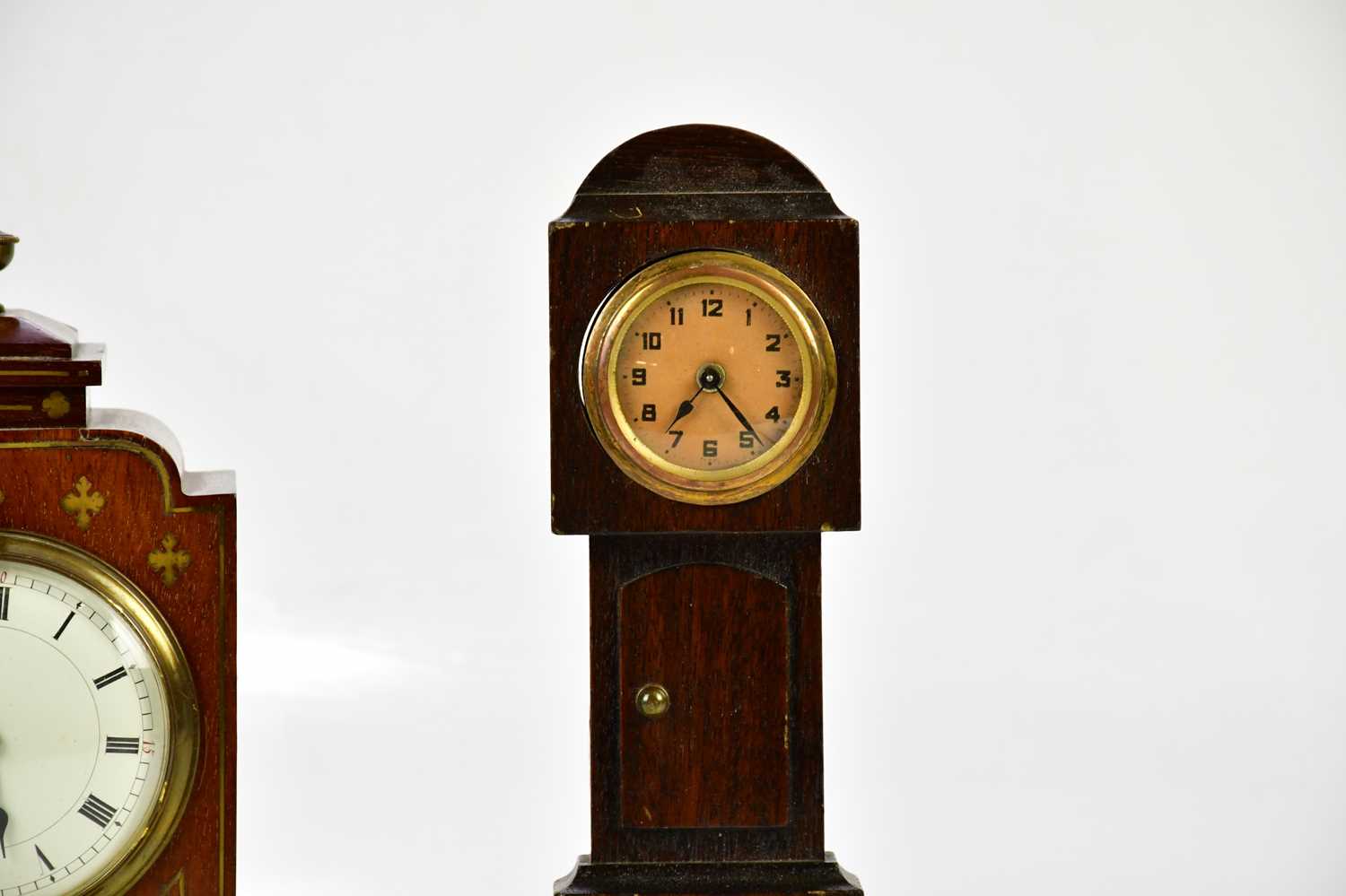 A late 19th century brass inlaid mahogany mantel clock, with brass urn finial above the enamel - Bild 3 aus 4