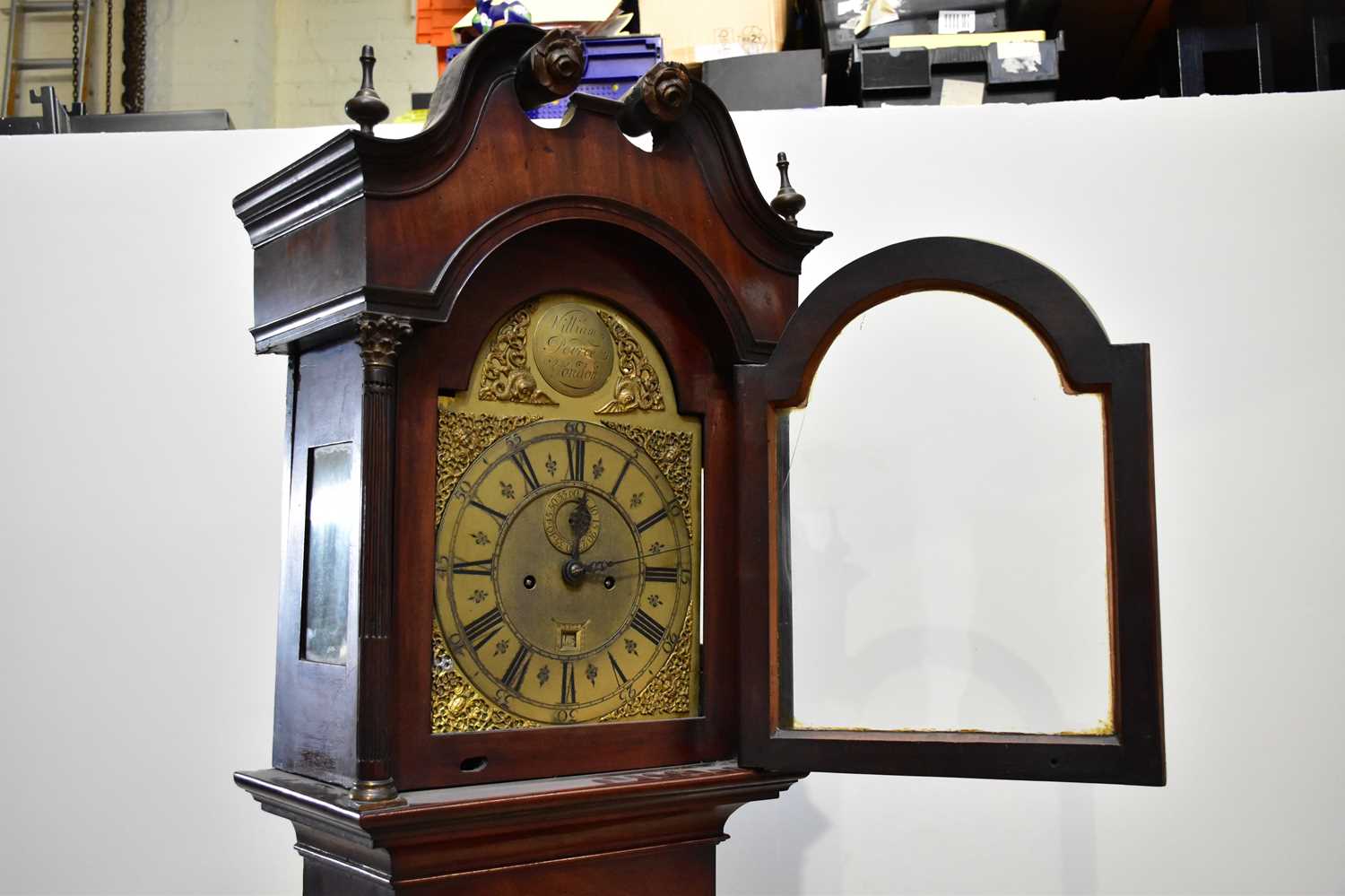 WILLIAM PEIRCE, LONDON; a late18th/early 19th century eight day longcase clock, the brass face set - Bild 2 aus 4