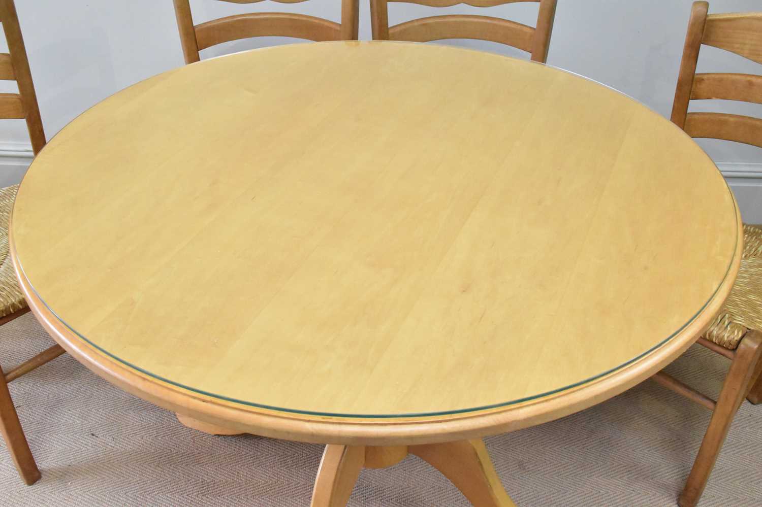 A modern kitchen table with four rush seated chairs. - Bild 4 aus 4